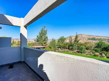 Moderna casa en condominio con cancha de golf en Piedra Roja