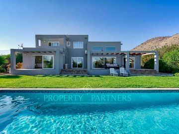 Moderna casa en condominio con cancha de golf en Piedra Roja
