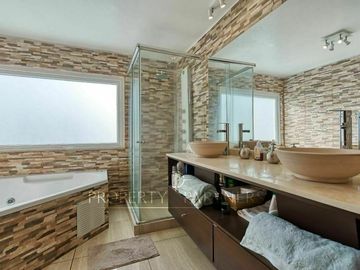 Moderna casa en condominio con cancha de golf en Piedra Roja