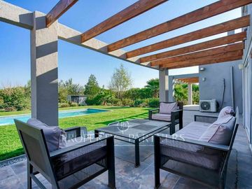 Moderna casa en condominio con cancha de golf en Piedra Roja