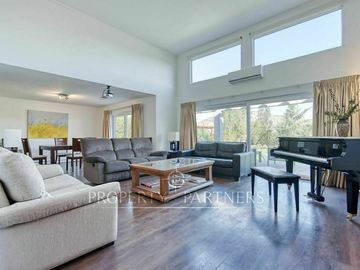 Moderna casa en condominio con cancha de golf en Piedra Roja
