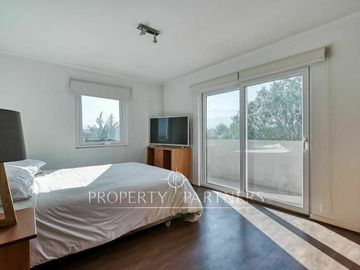 Moderna casa en condominio con cancha de golf en Piedra Roja