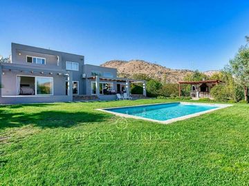 Moderna casa en condominio con cancha de golf en Piedra Roja