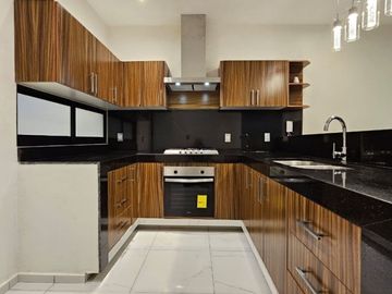 Venta de Casa de 3 Recámaras y Alberca en Coto Privado al Norte de Colima