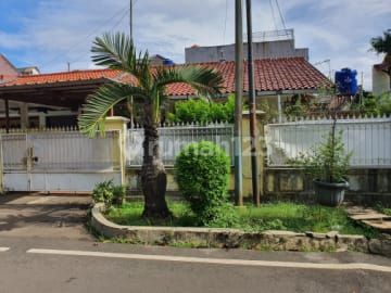 rumah huk depan ada taman dan dua jalur