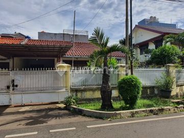 rumah huk depan ada taman dan dua jalur