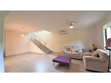 Vendo amplia Casa de 4 recámaras en River Valley!!