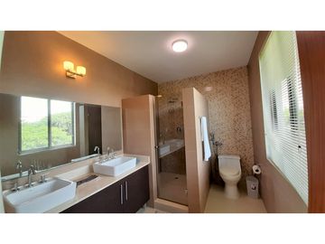 Vendo amplia Casa de 4 recámaras en River Valley!!
