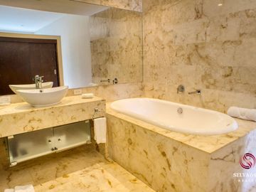 Departamento con plunge pool, terraza vista verde, venta Ikal Living Playacar