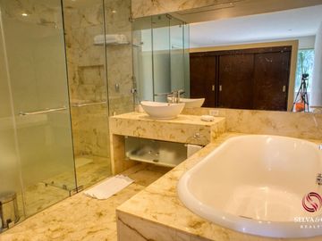 Departamento con plunge pool, terraza vista verde, venta Ikal Living Playacar