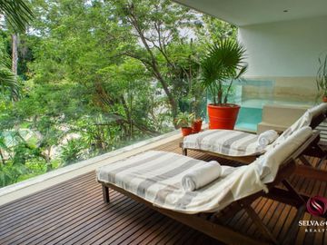 Departamento con plunge pool, terraza vista verde, venta Ikal Living Playacar
