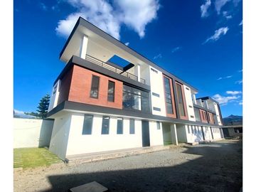 CASAS MODERNAS EN VENTA EN SANGOLQUI SECTOR SAN NICOLAS (CB)