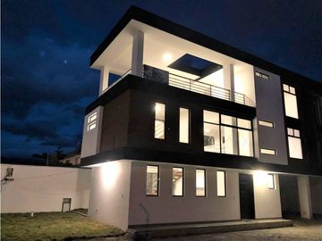 CASAS MODERNAS EN VENTA EN SANGOLQUI SECTOR SAN NICOLAS (CB)