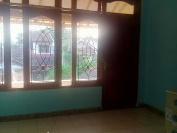 ATina Rumah 2 Lantai Kamar Banyak Beji