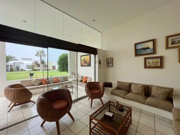 ÁMPLIA CASA DE PLAYA EN VENTA CON VISTA AL MAR EN PLAYA GAVIOTAS, ASIA