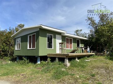 Casa en Venta en Parcela de 1 Há y con 2 casas. Con Orilla de Playa y al costado del camino Caicaén- Calbuco