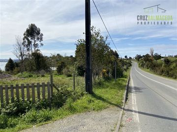 Casa en Venta en Parcela de 1 Há y con 2 casas. Con Orilla de Playa y al costado del camino Caicaén- Calbuco