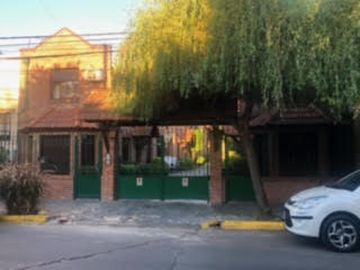 Impecable duplex 3 amb con cochera p/2 autos y patio en Villa Sarmiento