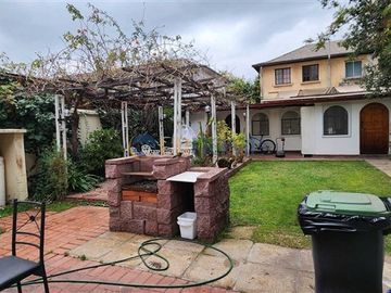 Se Vende Casa en Ñuñoa 4 dormitorios 2 baños, Oportunidad.
