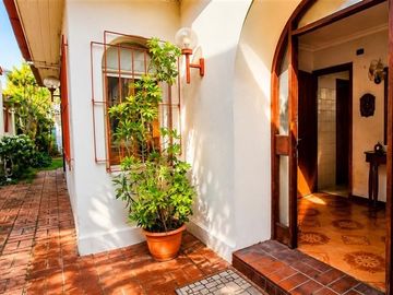 Se Vende Casa en Ñuñoa 4 dormitorios 2 baños, Oportunidad.