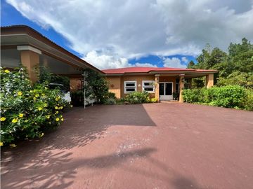VENTA CASA CON PISCINA EN  ALTOS DEL MARIA