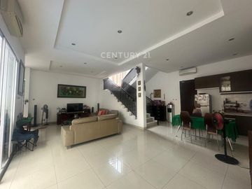 Dijual Rumah Siap Huni Dengan Swimming Pool Exclusive Townhouse