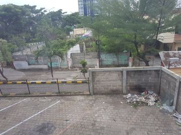 Ruko di Raya Merr ,komersial area lokasi ramai sangat strategis