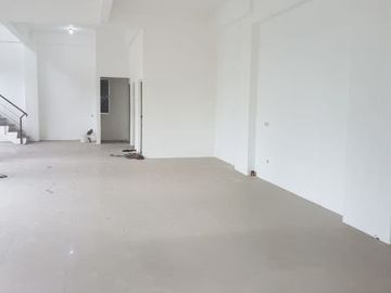Ruko di Raya Merr ,komersial area lokasi ramai sangat strategis