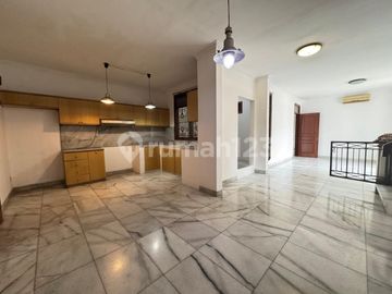 Rumah Semi Furnished Luas 240m2 di Komplek Strategis Cinere Harga Menarik