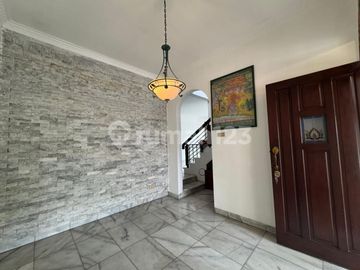 Rumah Semi Furnished Luas 240m2 di Komplek Strategis Cinere Harga Menarik