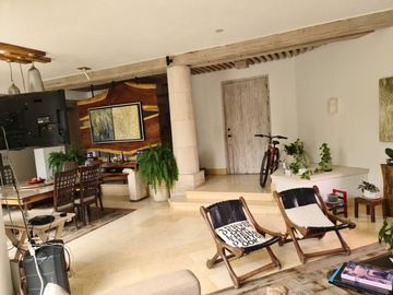 En Venta de Preciosa Residencia en BALVANERA Club Hipico, Diseño de Autor