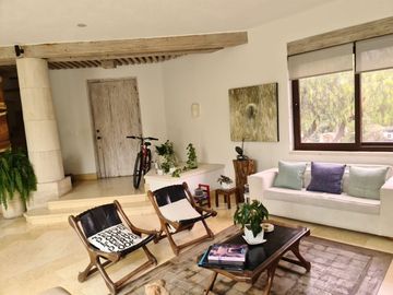 En Venta de Preciosa Residencia en BALVANERA Club Hipico, Diseño de Autor
