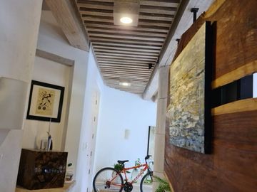 En Venta de Preciosa Residencia en BALVANERA Club Hipico, Diseño de Autor
