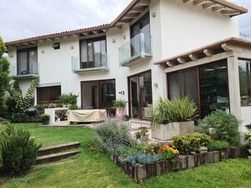 En Venta de Preciosa Residencia en BALVANERA Club Hipico, Diseño de Autor