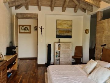 En Venta de Preciosa Residencia en BALVANERA Club Hipico, Diseño de Autor