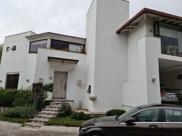 En Venta de Preciosa Residencia en BALVANERA Club Hipico, Diseño de Autor