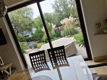 En Venta de Preciosa Residencia en BALVANERA Club Hipico, Diseño de Autor