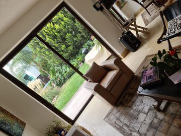 En Venta de Preciosa Residencia en BALVANERA Club Hipico, Diseño de Autor