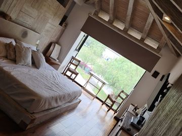 En Venta de Preciosa Residencia en BALVANERA Club Hipico, Diseño de Autor