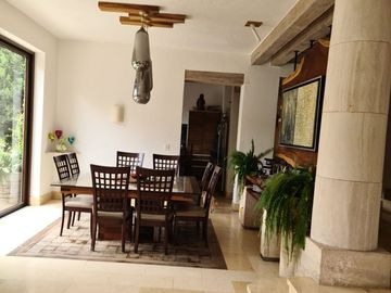 En Venta de Preciosa Residencia en BALVANERA Club Hipico, Diseño de Autor