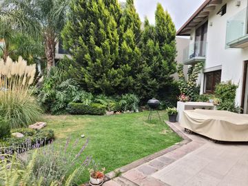 En Venta de Preciosa Residencia en BALVANERA Club Hipico, Diseño de Autor