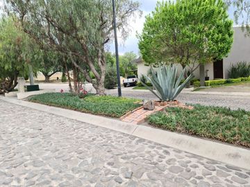 En Venta de Preciosa Residencia en BALVANERA Club Hipico, Diseño de Autor
