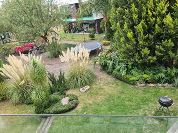 En Venta de Preciosa Residencia en BALVANERA Club Hipico, Diseño de Autor