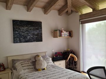 En Venta de Preciosa Residencia en BALVANERA Club Hipico, Diseño de Autor