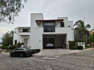 En Venta de Preciosa Residencia en BALVANERA Club Hipico, Diseño de Autor