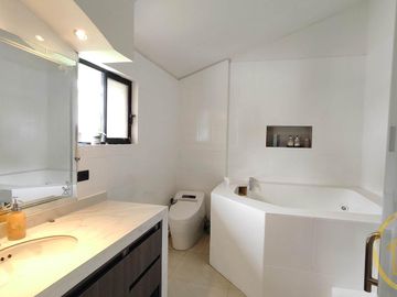 Casa independiente en el  Valle de los Chillos, 5 Dormitorios, Oficinas, ideal para negocio, Armenia