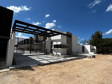 CASA EN VENTA EN MÉRIDA, PRIVADA COPO 308, ALBERCA Y ACABADOS DE LUJO.