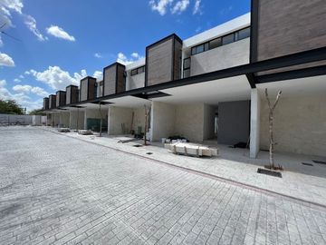 CASA EN VENTA EN MÉRIDA, PRIVADA COPO 308, ALBERCA Y ACABADOS DE LUJO.