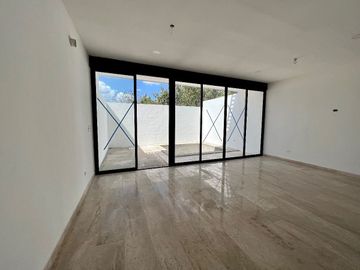 CASA EN VENTA EN MÉRIDA, PRIVADA COPO 308, ALBERCA Y ACABADOS DE LUJO.