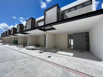 CASA EN VENTA EN MÉRIDA, PRIVADA COPO 308, ALBERCA Y ACABADOS DE LUJO.